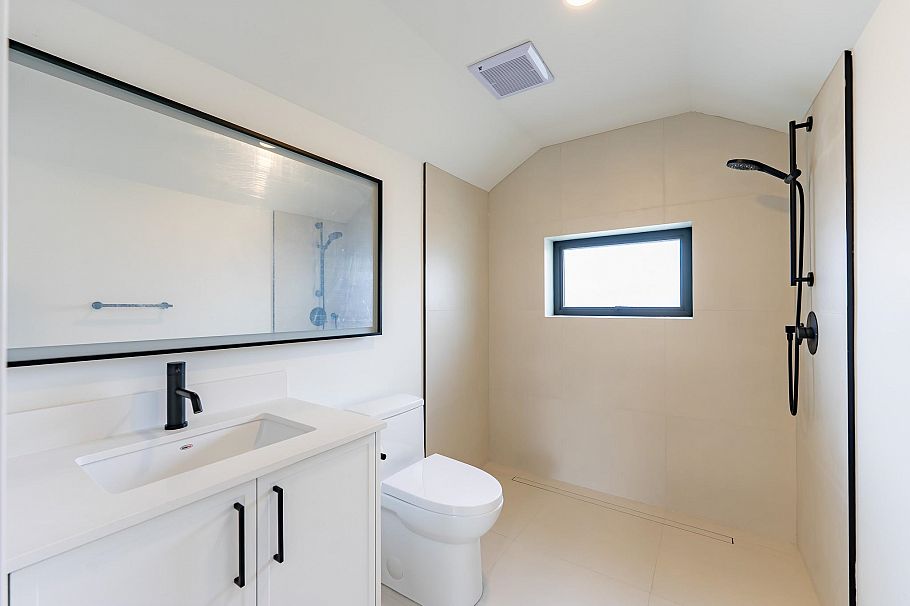 858 W 64th Avenue Vancouver, BC - 20