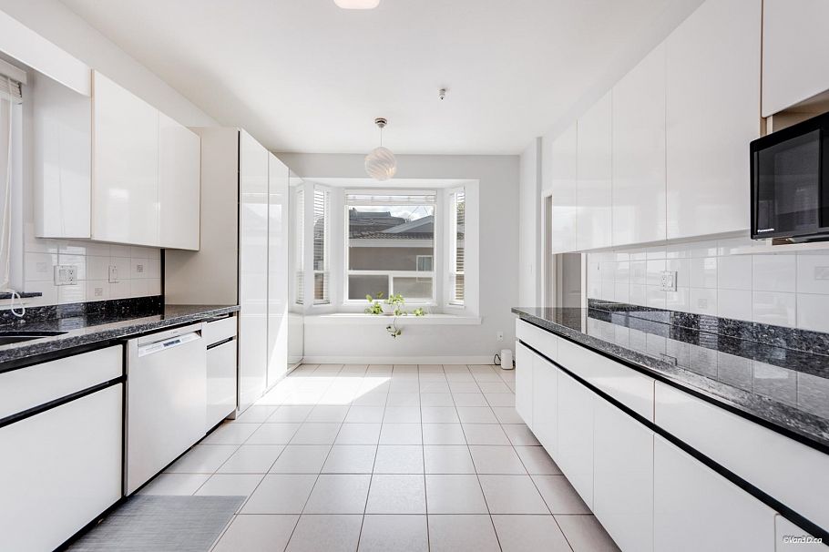 2648 E 19th Avenue Vancouver, BC - 11