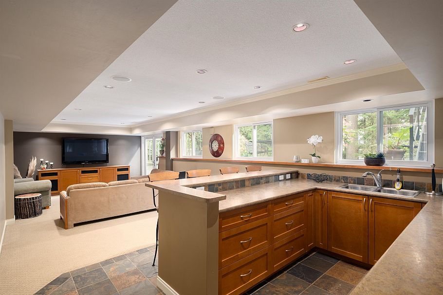 801 Regal Crescent North Vancouver, BC - 28