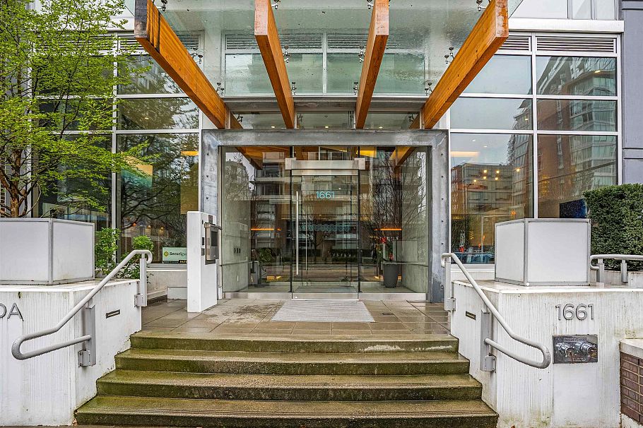 203 1661 Quebec Street Vancouver, BC - 2