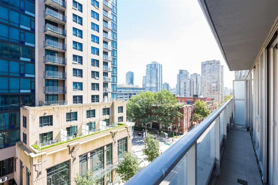 703 233 Robson Street Vancouver, BC - 4