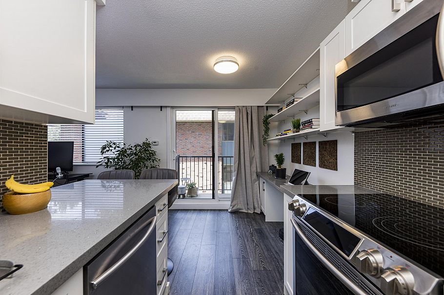 208 160 E 19th Street North Vancouver, BC - 3