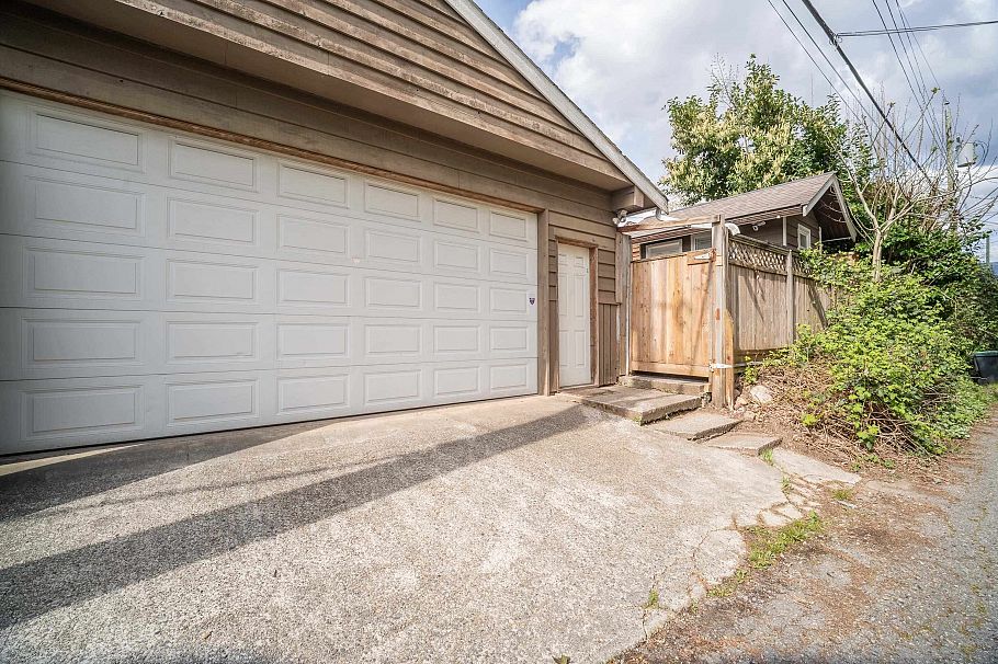 1119 Cloverley Street North Vancouver, BC - 36