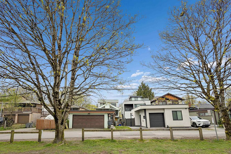 2056 E 13th Avenue Vancouver, BC - 21