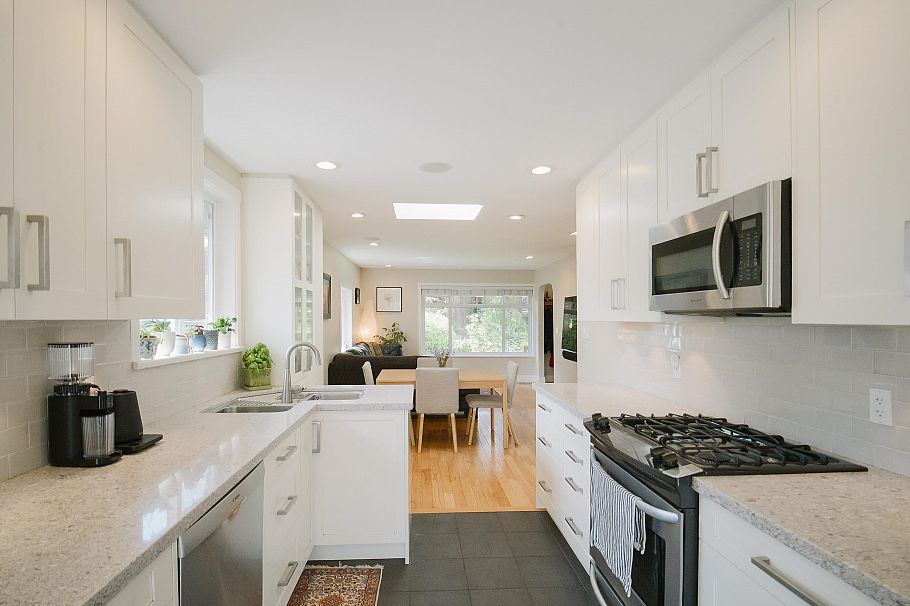 1119 Cloverley Street North Vancouver, BC - 9