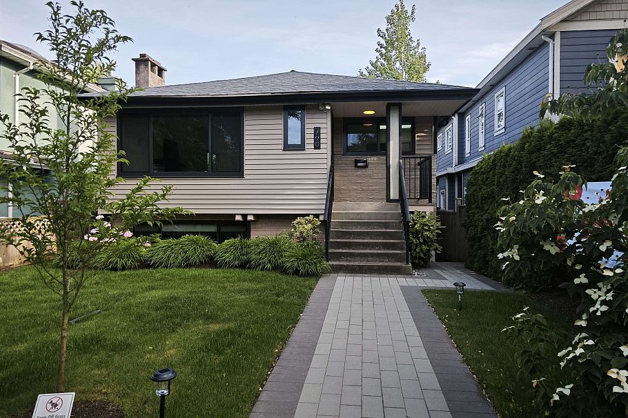 790 W 68th Avenue Vancouver, BC - 1