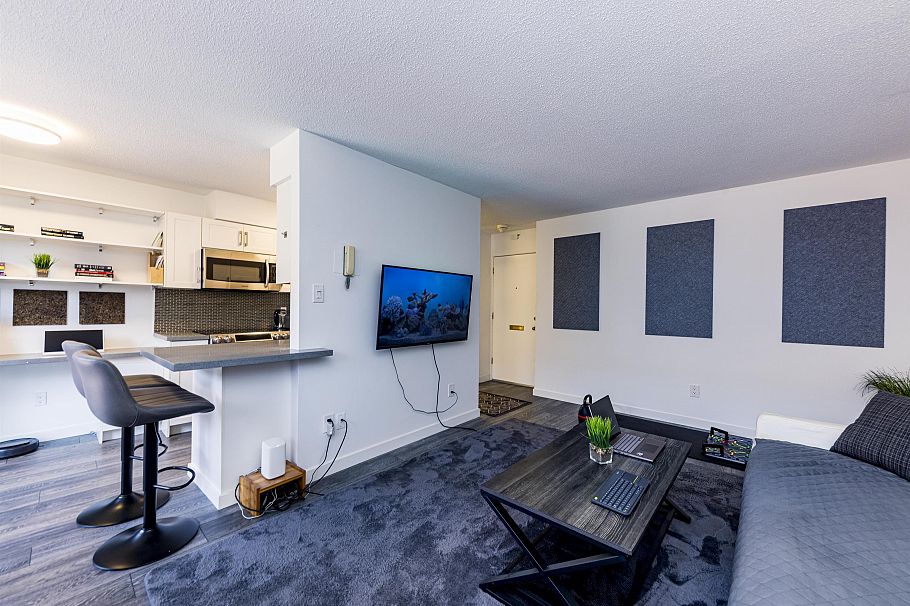 208 160 E 19th Street North Vancouver, BC - 18