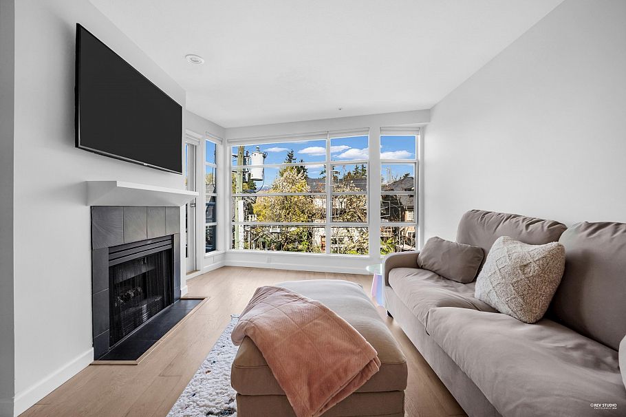 404 2575 W 4th Avenue Vancouver, BC - 1