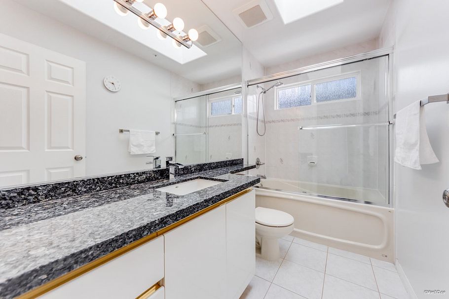 2648 E 19th Avenue Vancouver, BC - 18