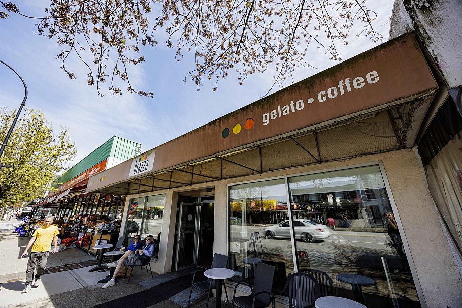 208 160 E 19th Street North Vancouver, BC - 36