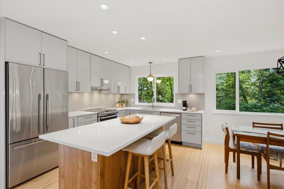 1392 Chamberlain Drive North Vancouver, BC - 2