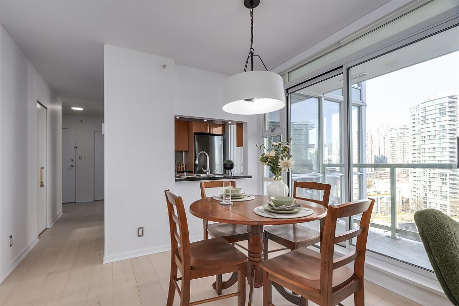 1807 1077 Marinaside Crescent Vancouver, BC - 8