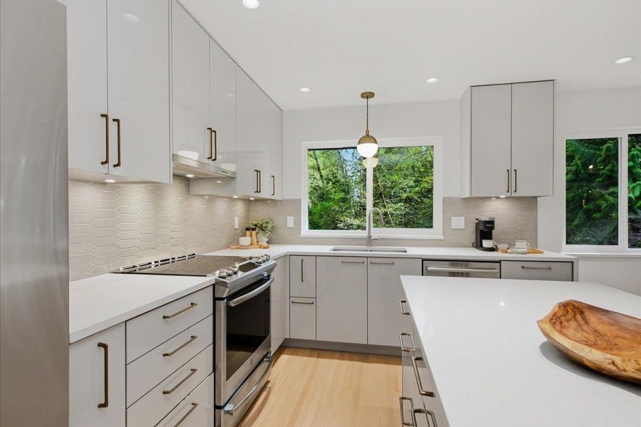 1392 Chamberlain Drive North Vancouver, BC - 3