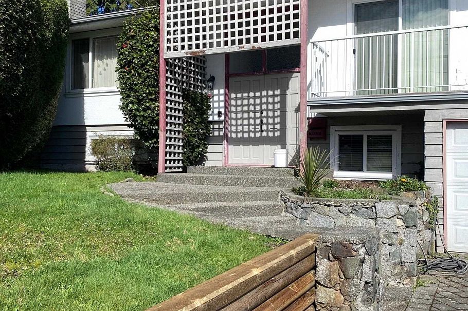 1352 E 16th Street North Vancouver, BC - 2