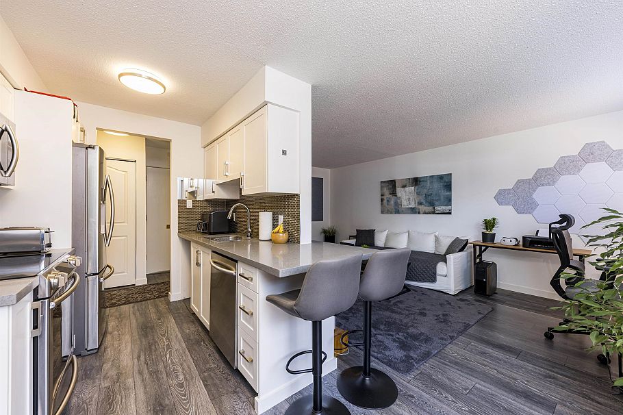 208 160 E 19th Street North Vancouver, BC - 19