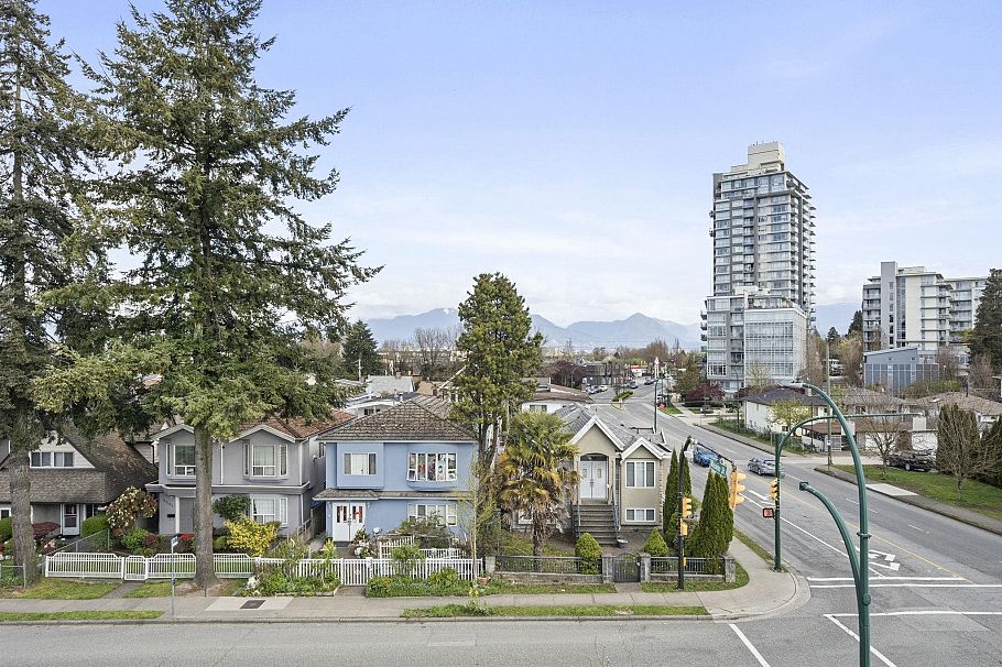 2296 E 33rd Avenue Vancouver, BC - 5