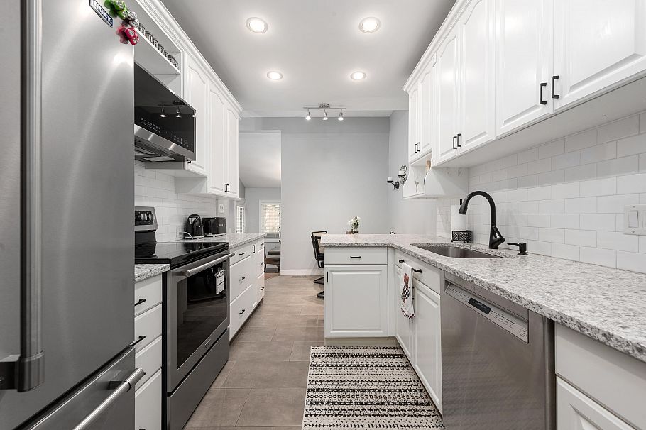 1991 Cedar Village Crescent North Vancouver, BC - 7