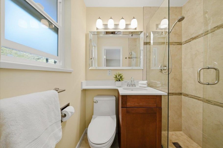 1392 Chamberlain Drive North Vancouver, BC - 13