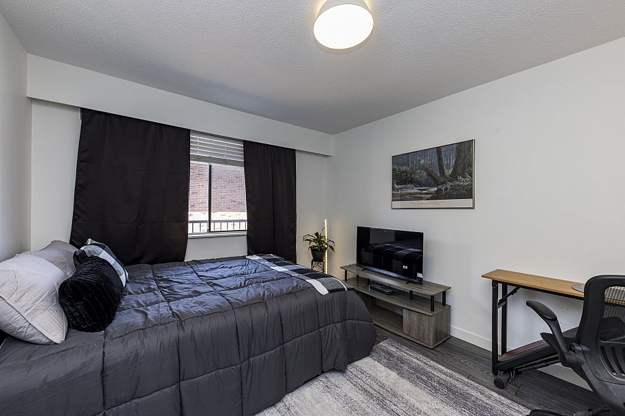 208 160 E 19th Street North Vancouver, BC - 11