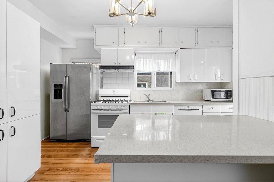 2975 W 8th Avenue Vancouver, BC - 13