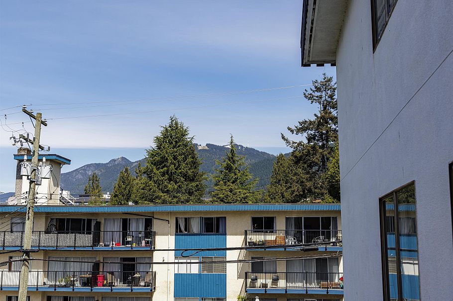 208 160 E 19th Street North Vancouver, BC - 30