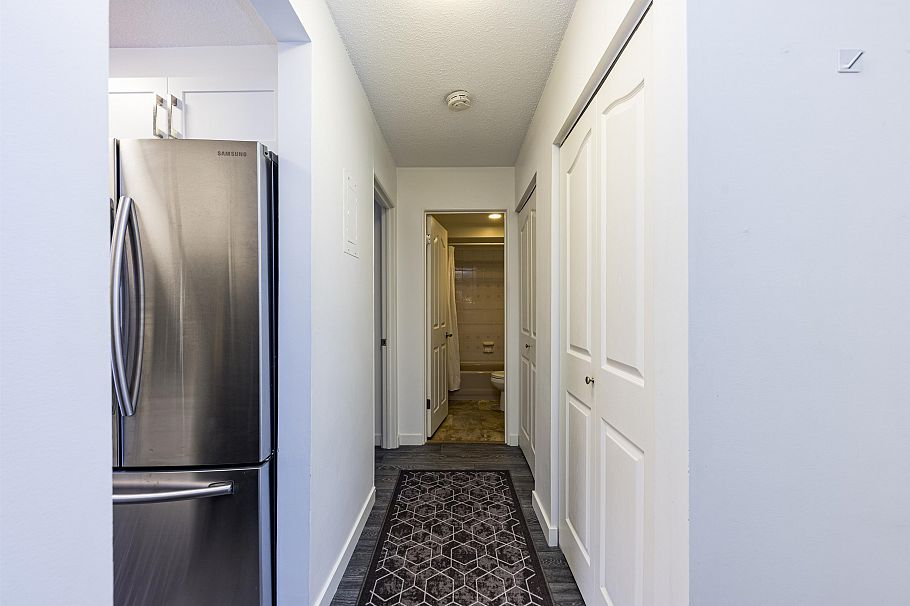 208 160 E 19th Street North Vancouver, BC - 7