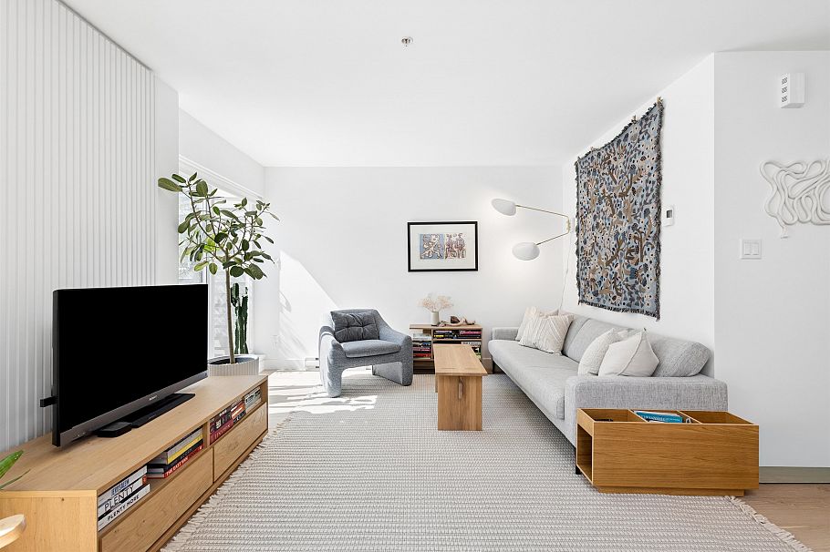 2 265 E 8th Street North Vancouver, BC - 3