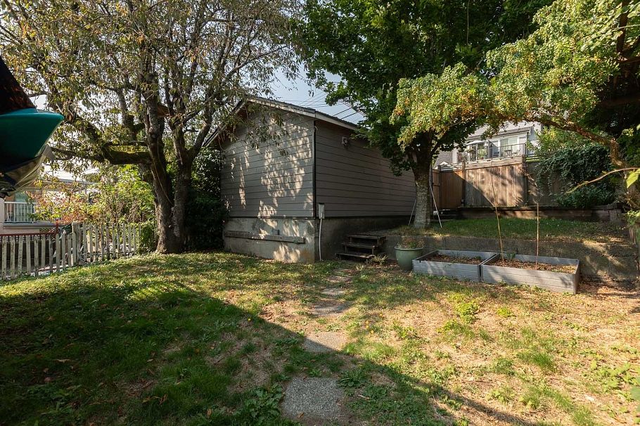 3853 Frances Street Burnaby, BC - 25