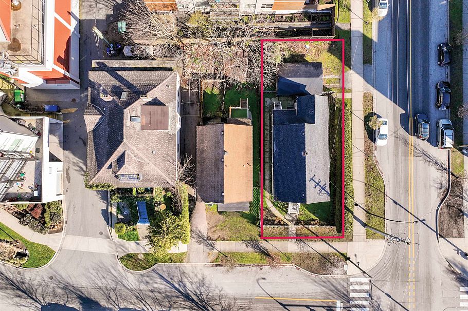 166 E 10th Street North Vancouver, BC - 1