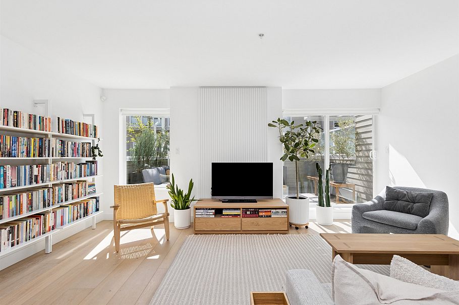 2 265 E 8th Street North Vancouver, BC - 2