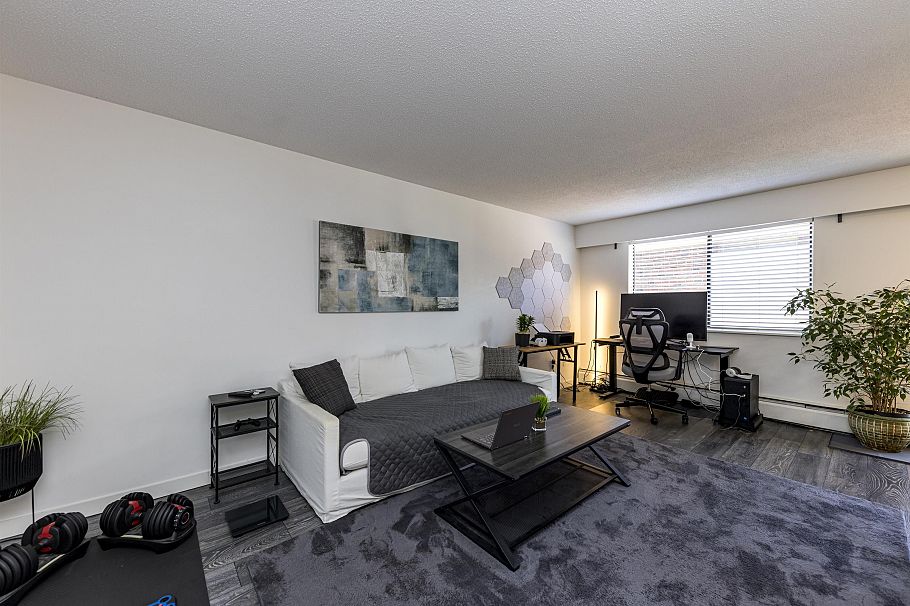 208 160 E 19th Street North Vancouver, BC - 9