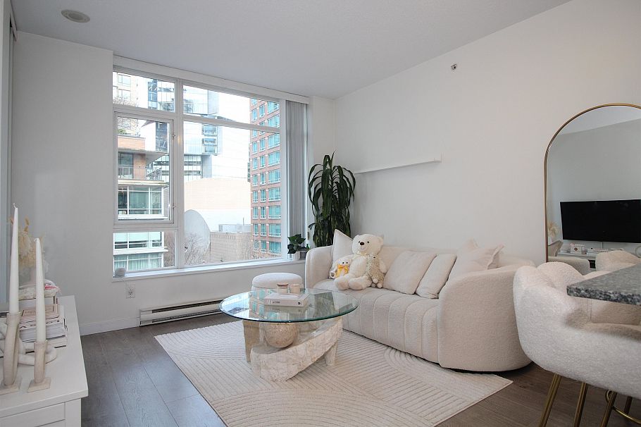 703 480 Robson Street Vancouver, BC - 4
