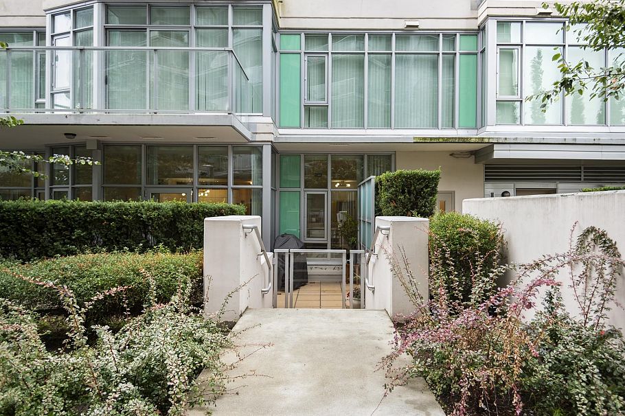 112 185 Victory Ship Way North Vancouver, BC - 24