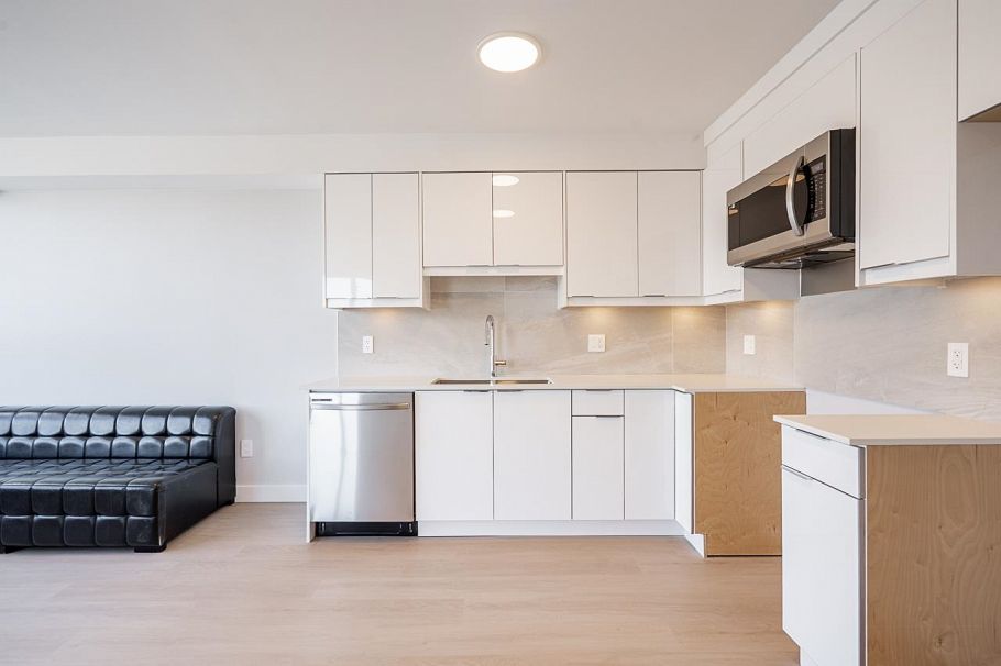 307 3050 Kingsway Vancouver, BC - 2