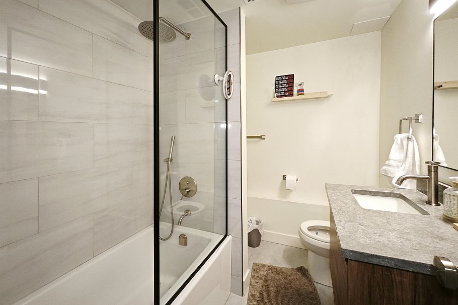 790 W 68th Avenue Vancouver, BC - 15