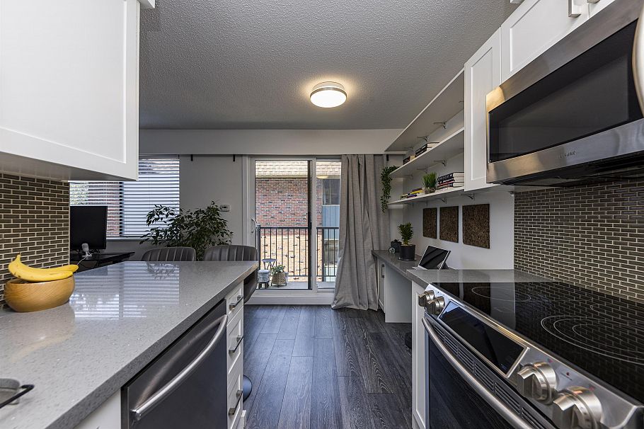 208 160 E 19th Street North Vancouver, BC - 21