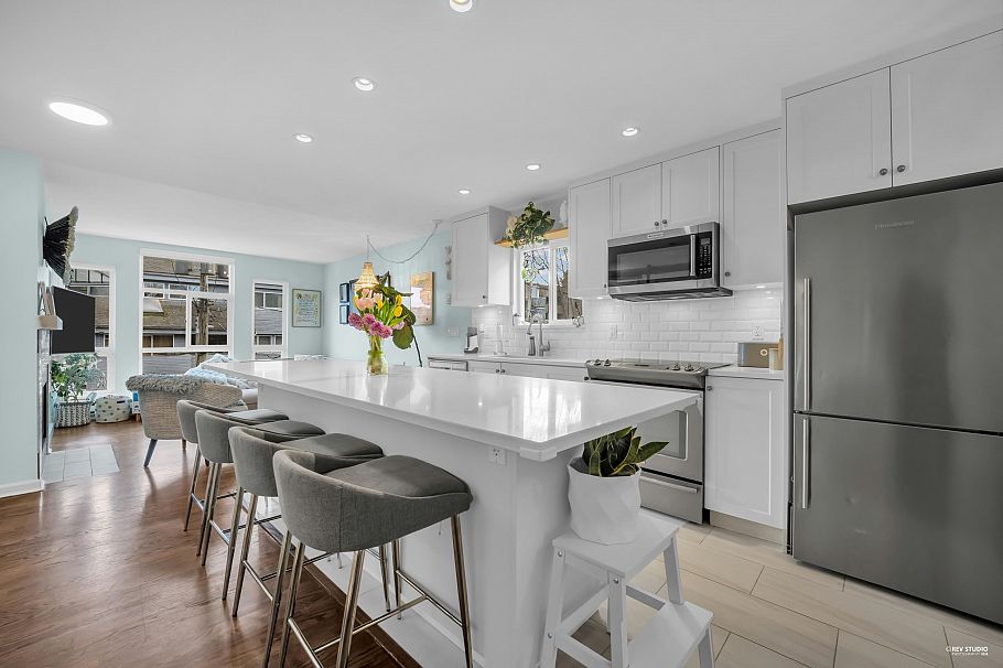 305 2110 Cornwall Avenue Vancouver, BC - 4