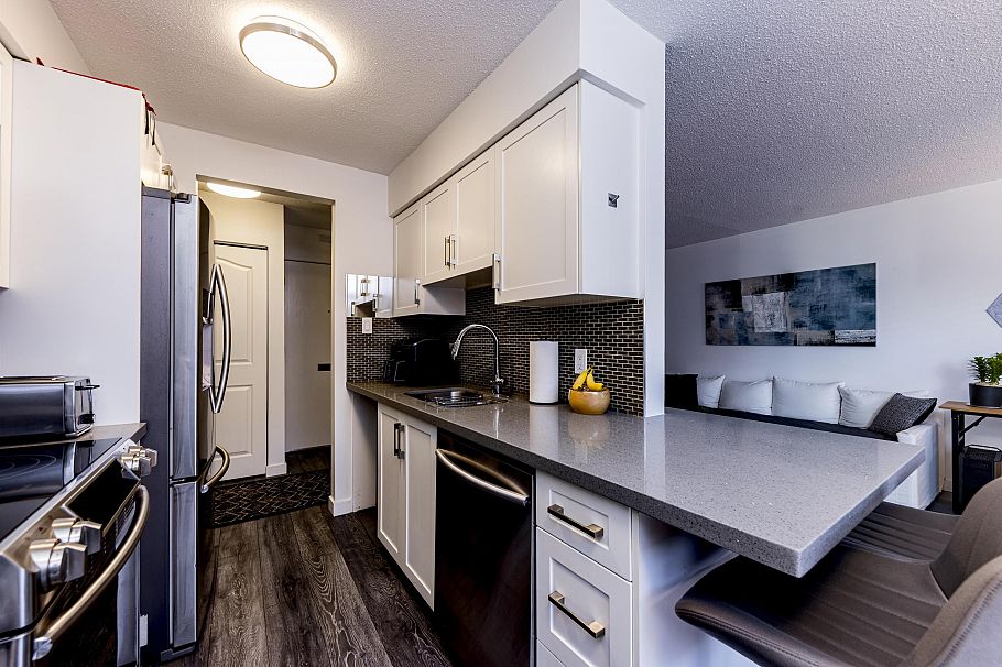 208 160 E 19th Street North Vancouver, BC - 2