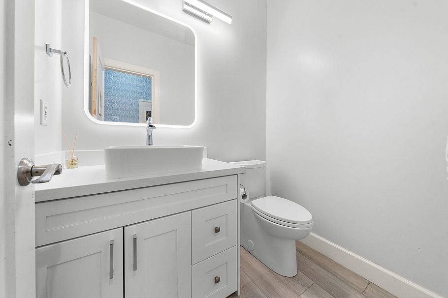 341 E 8th Street North Vancouver, BC - 21