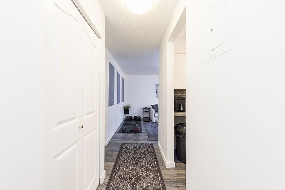 208 160 E 19th Street North Vancouver, BC - 13