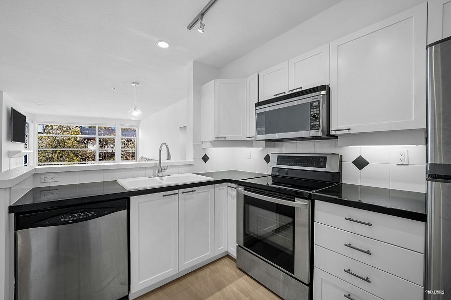 404 2575 W 4th Avenue Vancouver, BC - 32