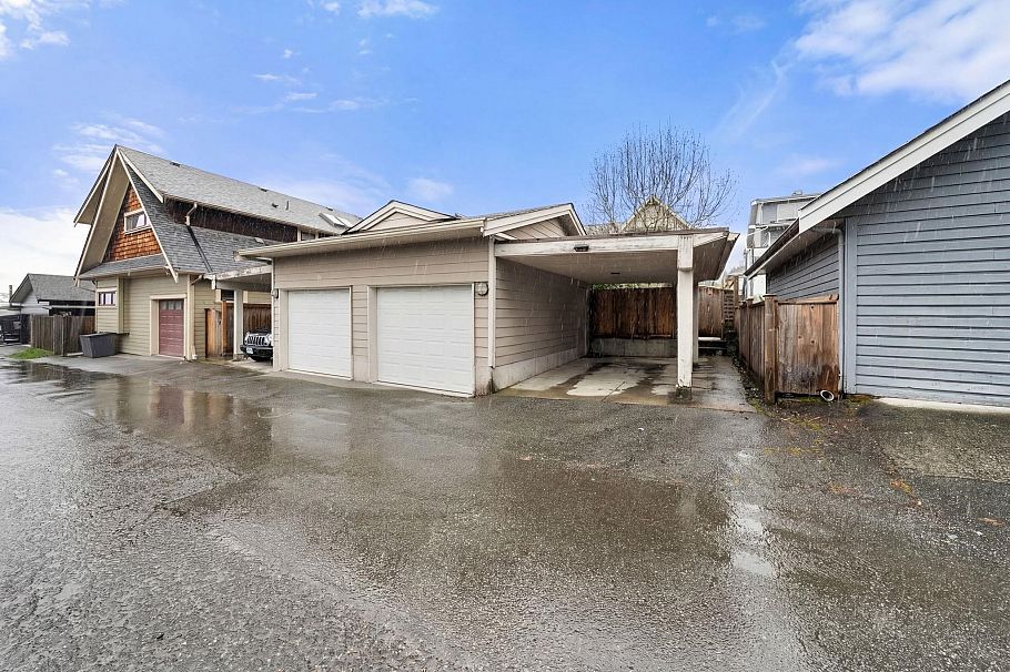 341 E 8th Street North Vancouver, BC - 39