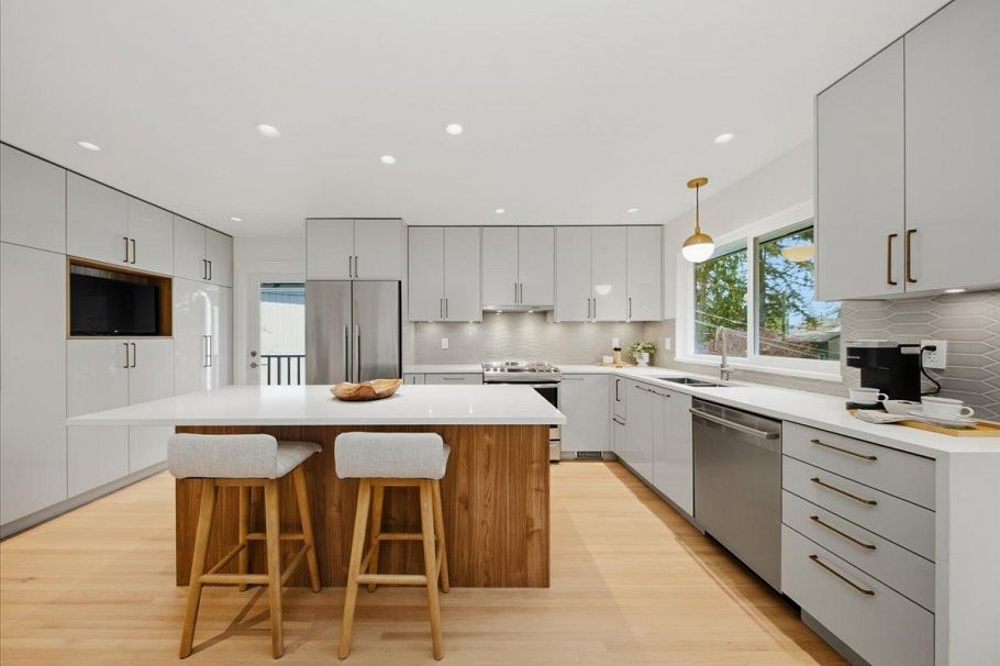 1392 Chamberlain Drive North Vancouver, BC - 6