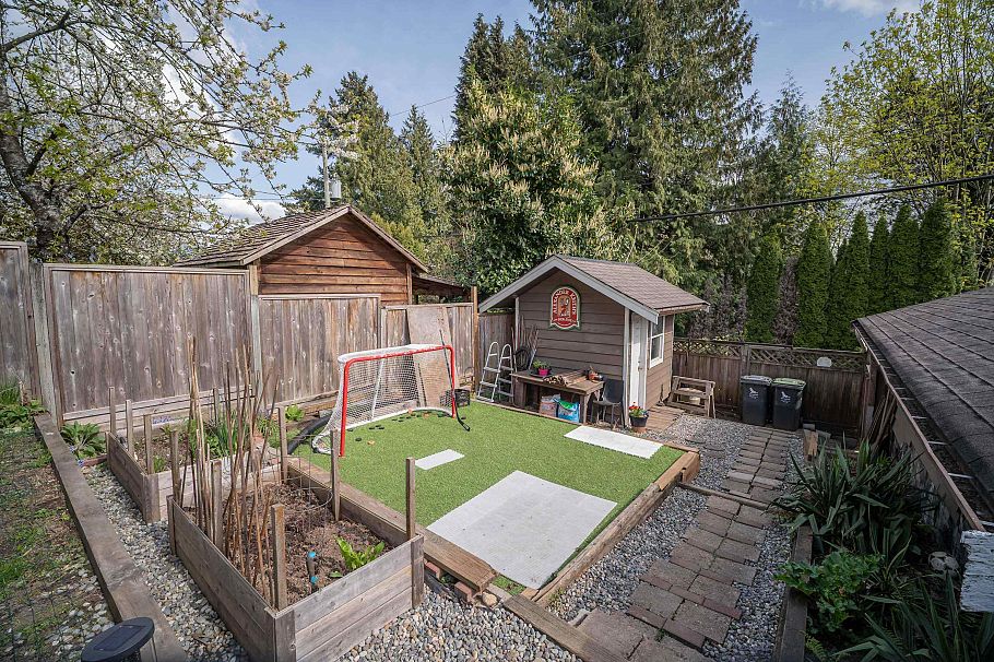 1119 Cloverley Street North Vancouver, BC - 30