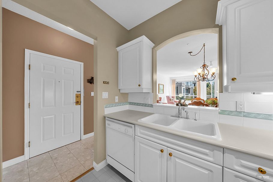 321 360 E 36th Avenue Vancouver, BC - 13