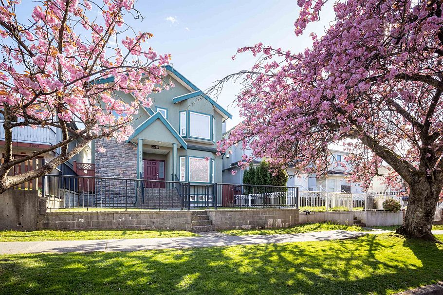 3076 E 27th Avenue Vancouver, BC - 2