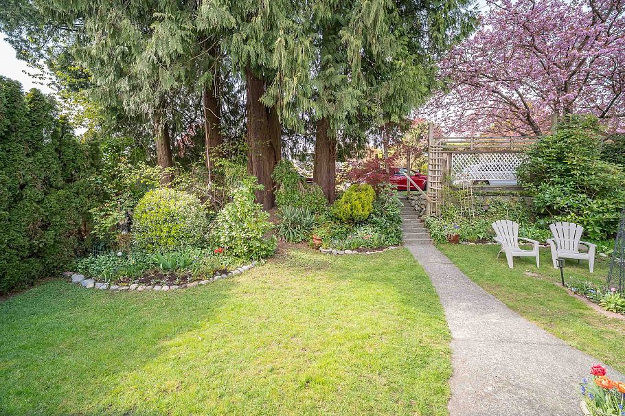 1119 Cloverley Street North Vancouver, BC - 39