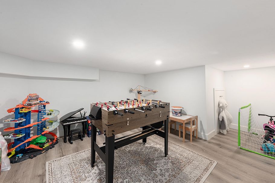 1991 Cedar Village Crescent North Vancouver, BC - 22