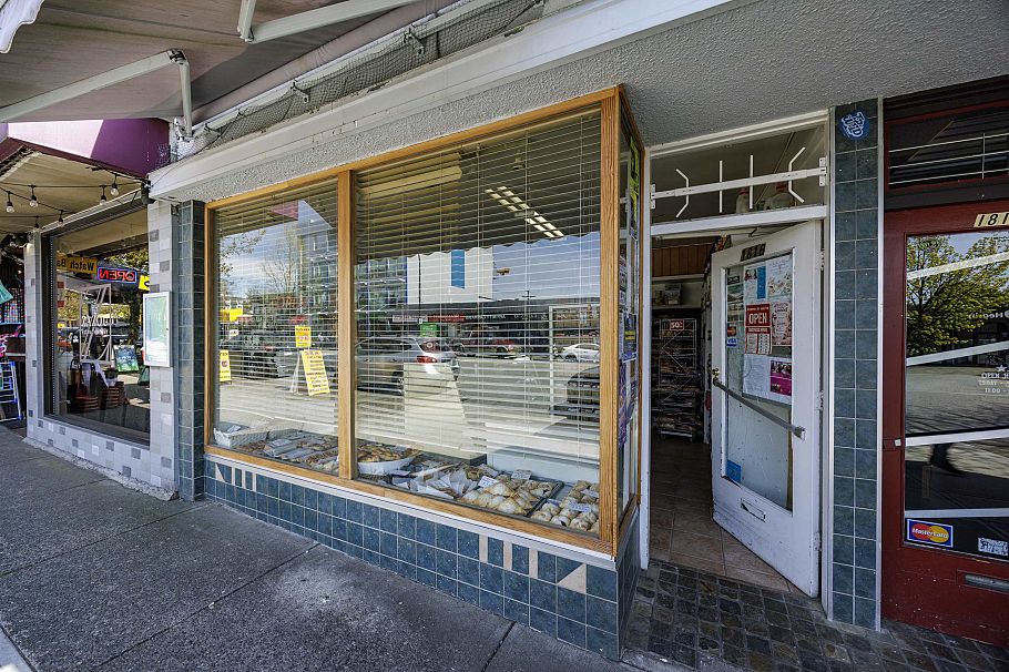 208 160 E 19th Street North Vancouver, BC - 35