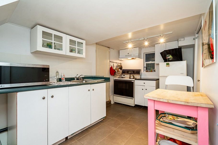 1623 E 12th Avenue Vancouver, BC - 22